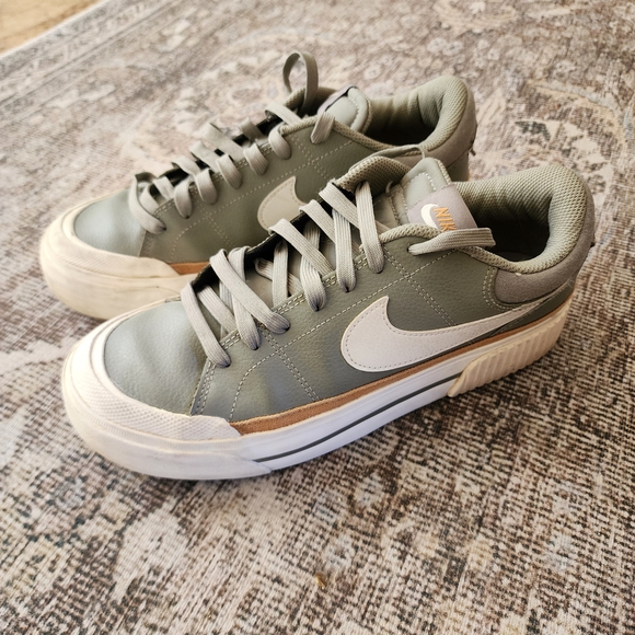 Women's Nike Court Legacy Lift Platform Sneakers - Size 9 - Picture 1 of 4